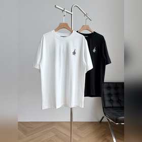 Новая модель футболки Prada с вышитым