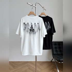 Новая модель футболки Prada с вышитым