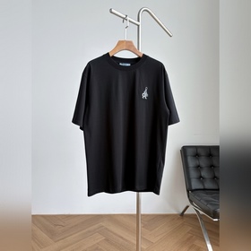 Новая модель футболки Prada с вышитым