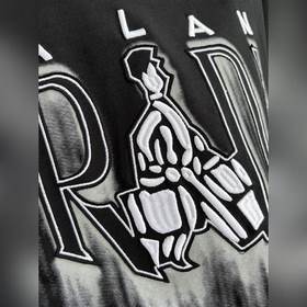 Новая модель футболки Prada с вышитым
