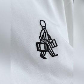 Новая модель футболки Prada с вышитым 
