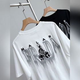 Новая модель футболки Prada с вышитым 