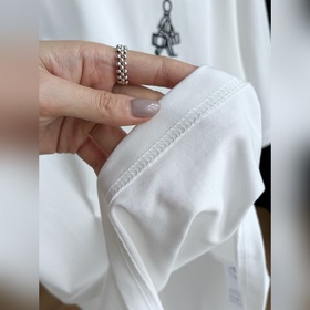 Новая модель футболки Prada с вышитым 