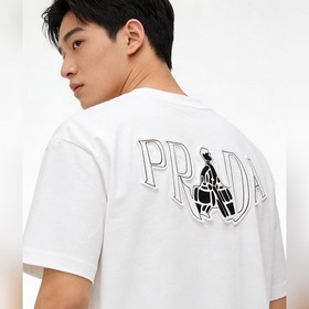 Новая модель футболки Prada с вышитым