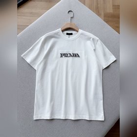 Белая футболка Prada с вышитыми буквам