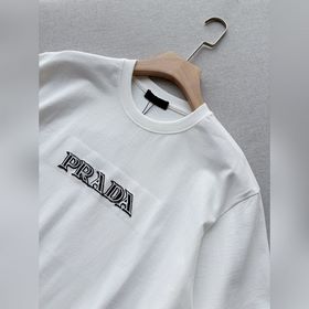 Белая футболка Prada с вышитыми буквам