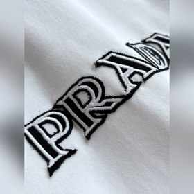 Белая футболка Prada с вышитыми буквам