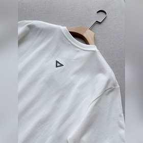 Белая футболка Prada с вышитыми буквам