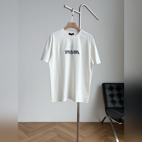 Белая футболка Prada с вышитыми буквам