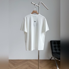 Белая футболка Prada с вышитыми буквам