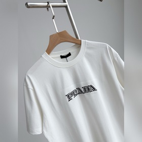 Белая футболка Prada с вышитыми буквам