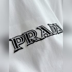 Белая футболка Prada с вышитыми буквам