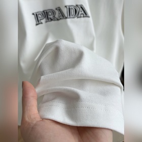 Белая футболка Prada с вышитыми буквам