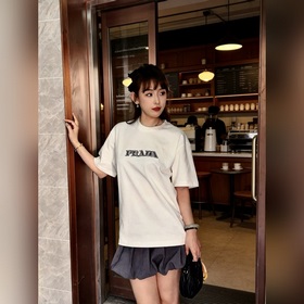 Белая футболка Prada с вышитыми буквам