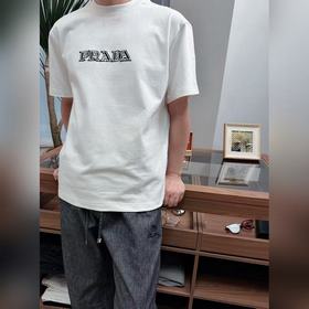 Белая футболка Prada с вышитыми буквам