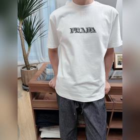 Белая футболка Prada с вышитыми буквам