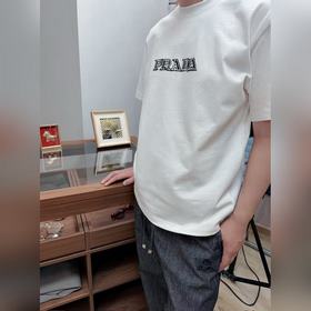 Белая футболка Prada с вышитыми буквам