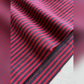 Prada： классическая красно-черная поло