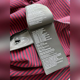 Prada： классическая красно-черная поло
