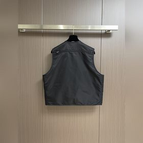 Нейлоновый жилет Prada в стиле рабочей