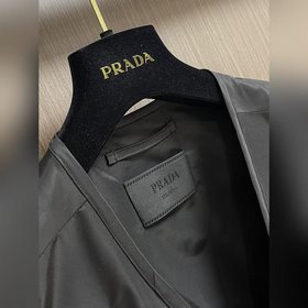 Нейлоновый жилет Prada в стиле рабочей