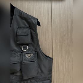 Нейлоновый жилет Prada в стиле рабочей
