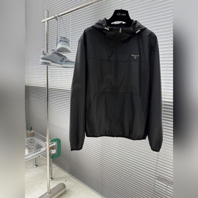 Prada — классическая мужская куртка с