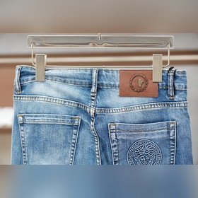 Versace- Новинка из коллекции джинсов 