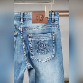 Versace- Новинка из коллекции джинсов 