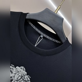 Versace — новая весенняя коллекция： фу