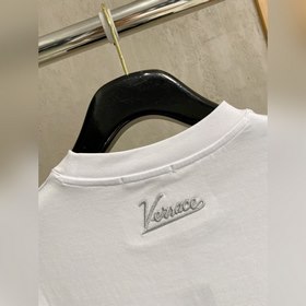 Versace представляет новую коллекцию в