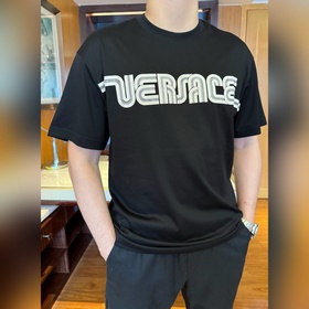 Versace — новая модель футболки с коро