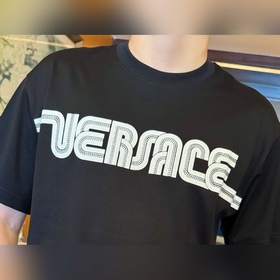 Versace — новая модель футболки с коро