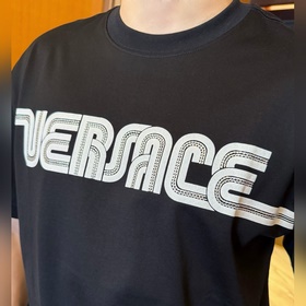 Versace — новая модель футболки с коро