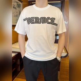 Versace — новая белая футболка с букве