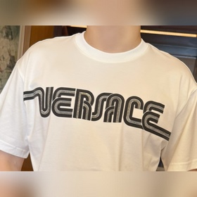 Versace — новая белая футболка с букве