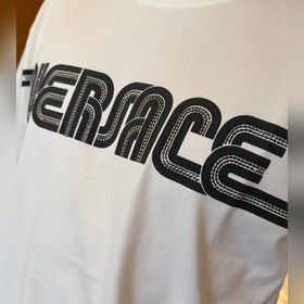 Versace — новая белая футболка с букве