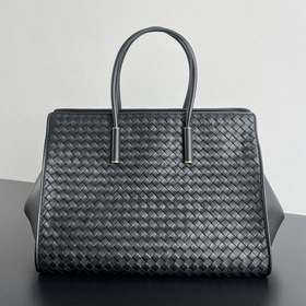 Новинка BV — сумка Barbare Tote 868327
