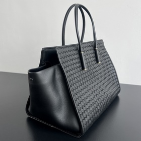 Новинка BV — сумка Barbare Tote 868327