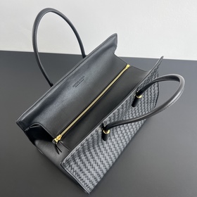 Новинка BV — сумка Barbare Tote 868327