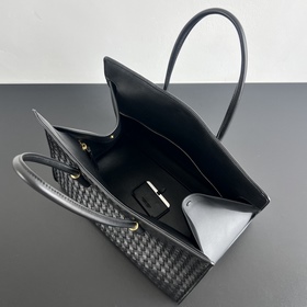 Новинка BV — сумка Barbare Tote 868327