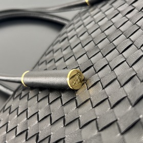 Новинка BV — сумка Barbare Tote 868327