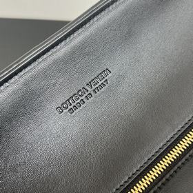 Новинка BV — сумка Barbare Tote 868327