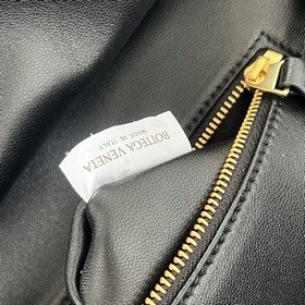 Новинка BV — сумка Barbare Tote 868327