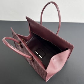 Новинка BV — сумка Barbare Tote 868327