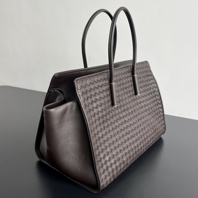 Новинка BV — сумка Barbare Tote 868327