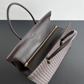 Новинка BV — сумка Barbare Tote 868327