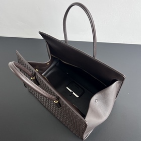 Новинка BV — сумка Barbare Tote 868327