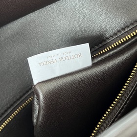 Новинка BV — сумка Barbare Tote 868327