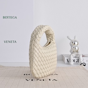 В летней коллекции Bottega Veneta 26 п